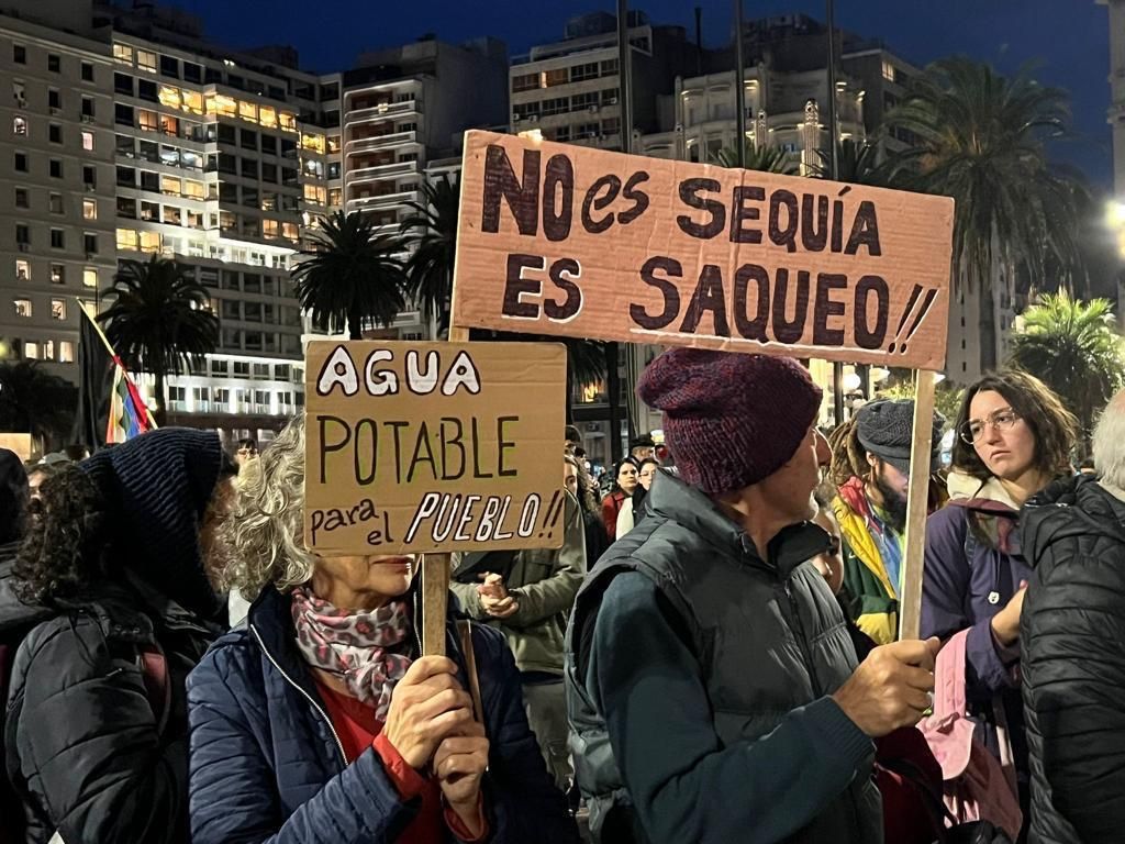 Demonstrators carrying signs: Agua potable para el pueblo! No es sequía, es saqueo! – Drinking water for the people! It is not drought, it is robbery!