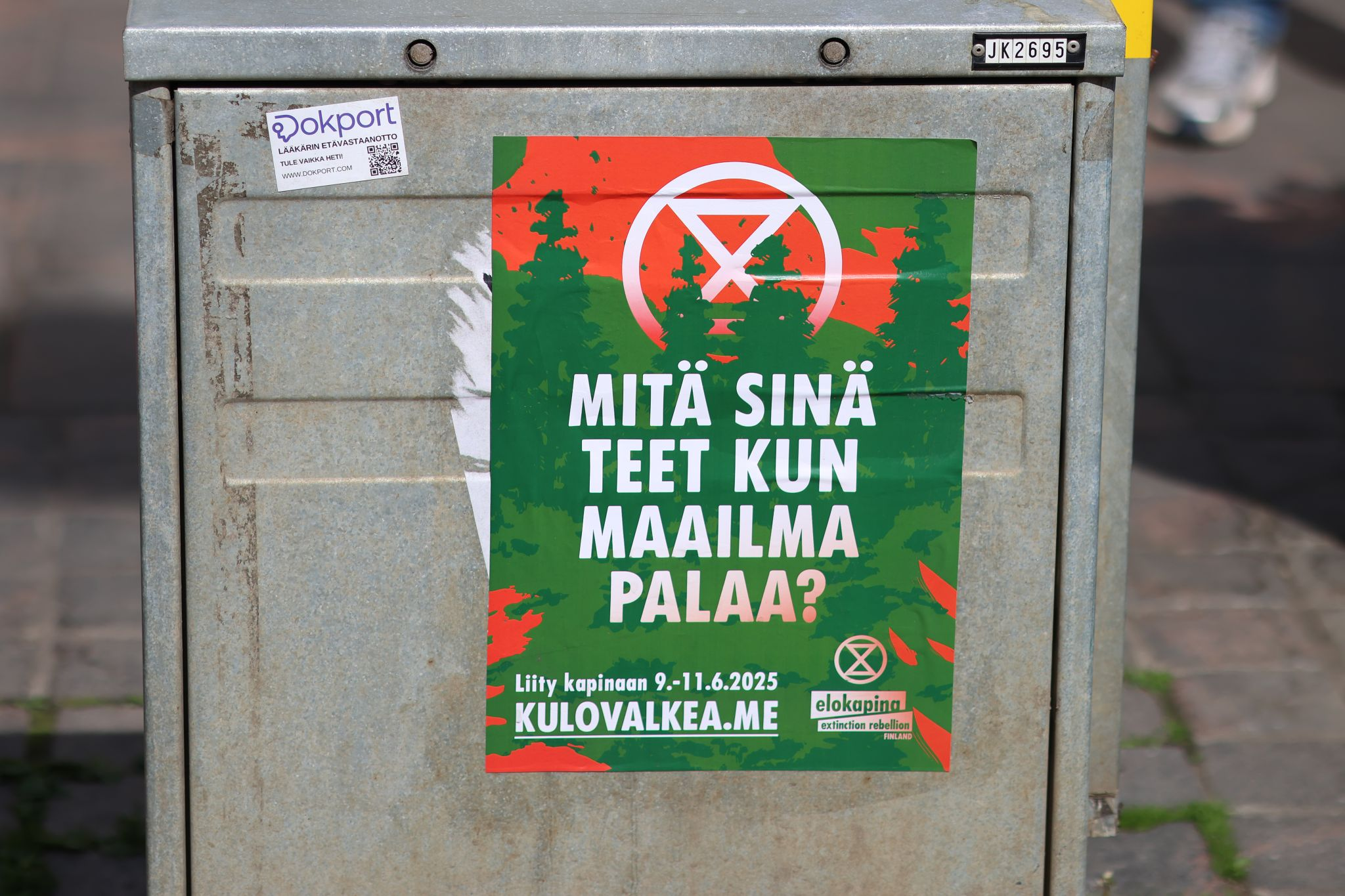 Kuva julisteesta, jossa on teksti: "Mitä sinä teet, kun maailma palaa?"